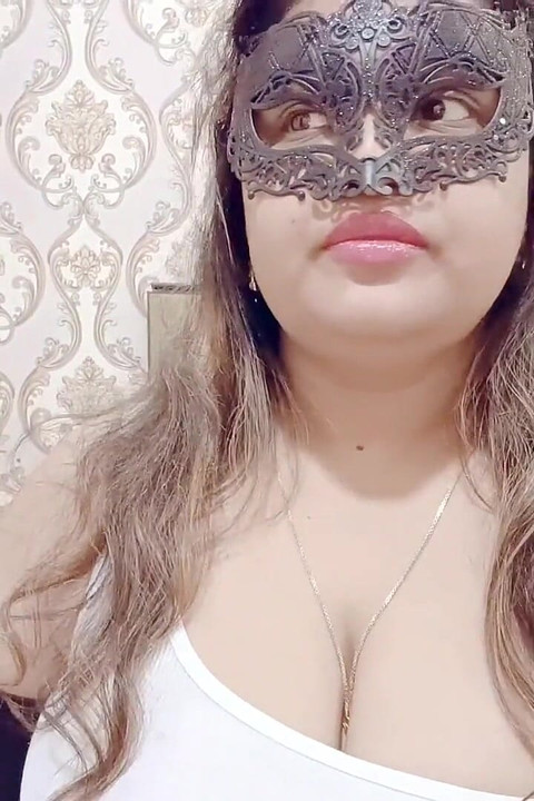 Bos wanita montel panas mengongkek pekerjanya di pejabat