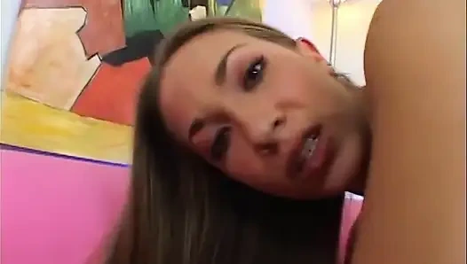 Güzel latin kanepede yarak alıyor ve döl içiyor