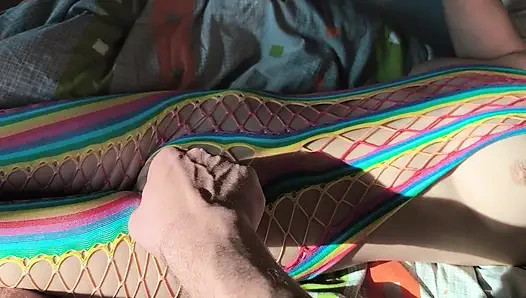 Сексуальная костюмированная сводная сестра позволяет мне дотронуться до ее тугой девственной киски и следовать за ее контуром