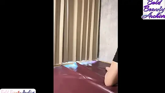 Payudara seorang wanita dewasa yang menggairahkan bergoyang dalam rangsangan mentah dan intens. Getaran opsional rahasia, sangat menarik!