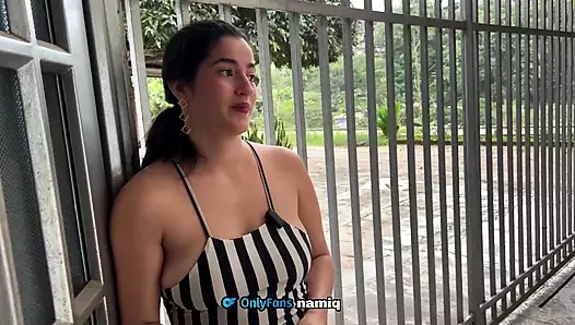 O vizinho enfia seu pau na minha bunda porque meu marido não pode!