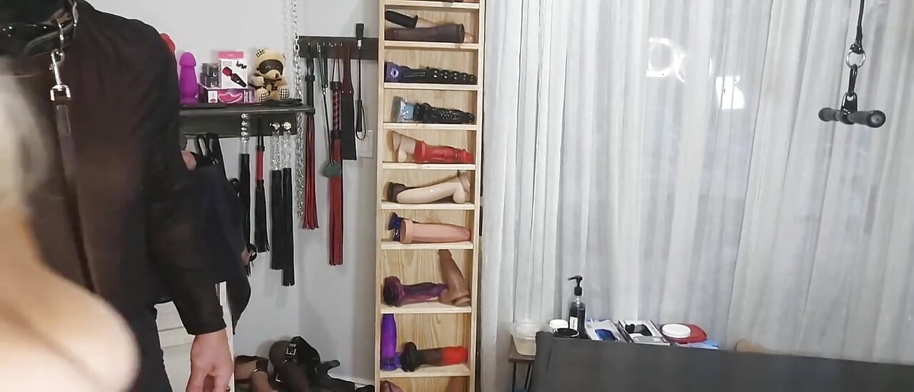 Gospodarica ponižava svog roba i jebe ga u guzicu