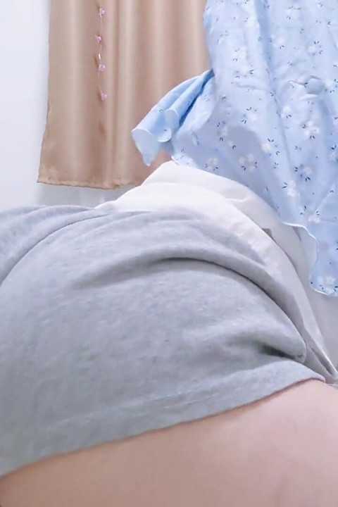 POV: Ton Coup De Coeur En Hijab Exhibe Son Gros Cul Et Tu Ne Peux T’empêcher De Regarder