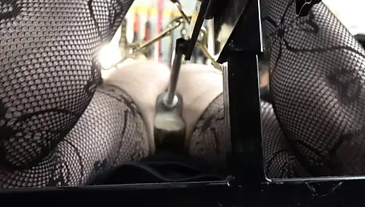 Hogtied erkek köle yüksek hızlı makine sikiliyor