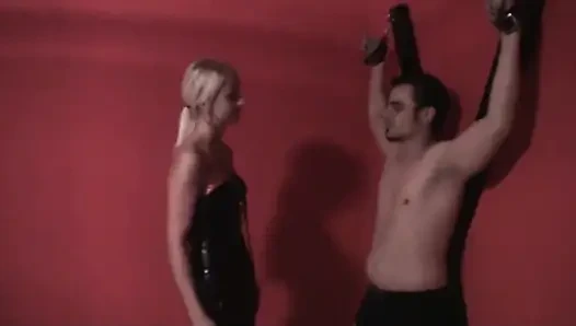 Digantung dan ditampar