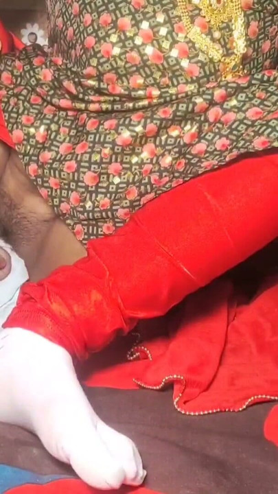 Desi Hint bhabhi salwar takımı içinde ilk kez şişman alete emiliyor | Bölüm 2