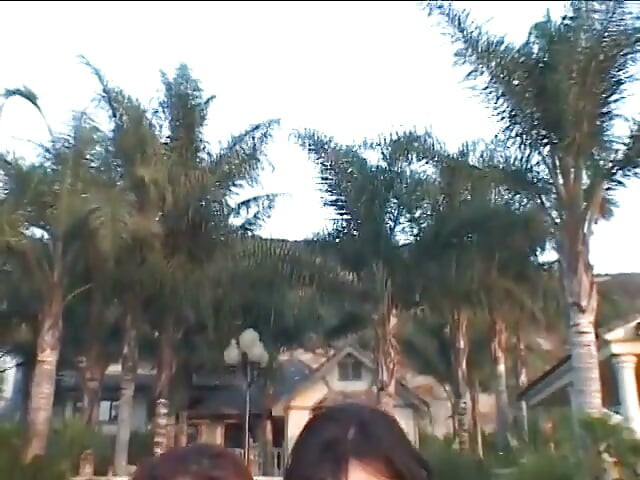 Teen châu Á chơi cu giả và lỗ đít bên hồ bơi