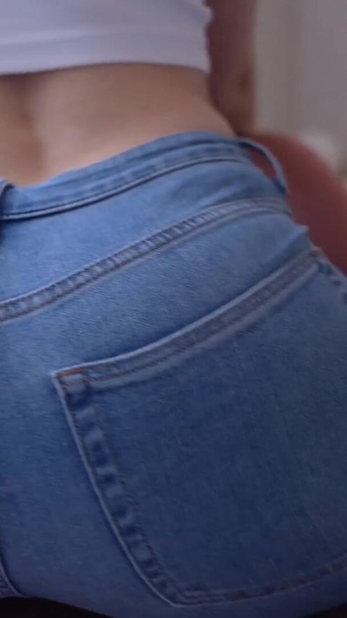 Girl in blue jeans farting a lot | Clip 2