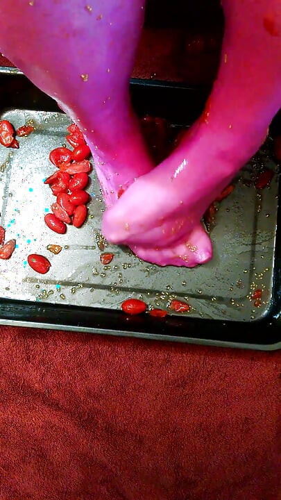 Gay, cd, for wet nylon feet and food lovers.
