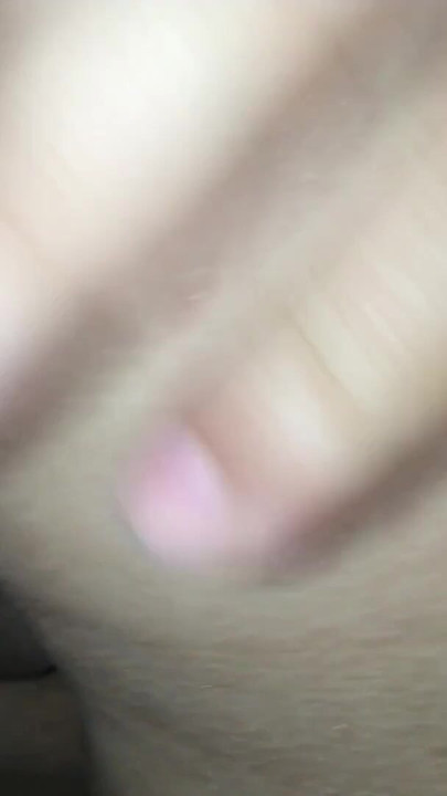 Трахаю на улице и на улице с моим мужем снимает видео, пока я трахаюсь с его другом, затем он сделал мне кримпай | Клип 1