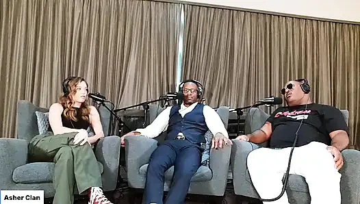 Yetişkin şovmenler katie kush, jamie knox ve mrflourish podcast'i asherclantv ile kanepede konuşuyor