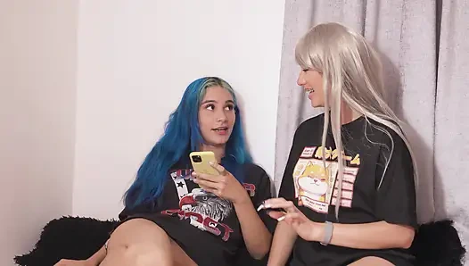 Yenifer und Min Galilea masturbieren zusammen. Min Galilea