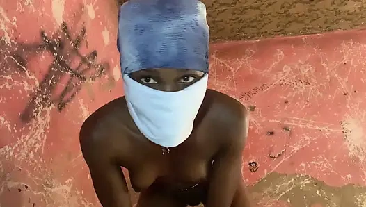 Ateşli zenci hatun dans ederken göğüslerini okşuyor ve önden ve arkadan twerk yapıyor