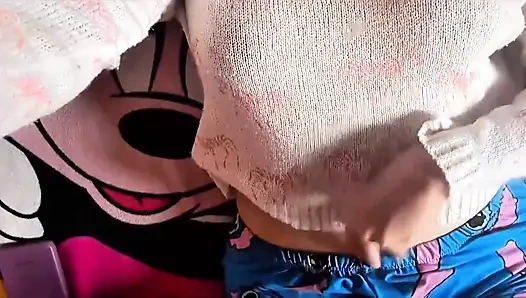 Kolombiyalı kadın soyunuyor ve vajinasına dokunuyor!