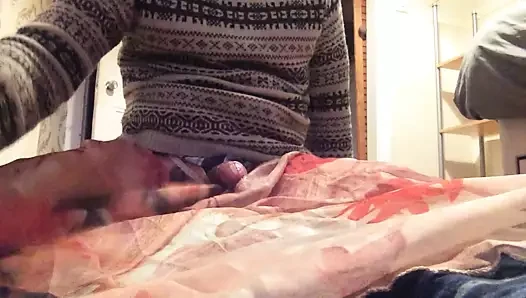 uzun çiçekli ipeksi etek twinks ve güçlü orgazm masturbasyon yapmak