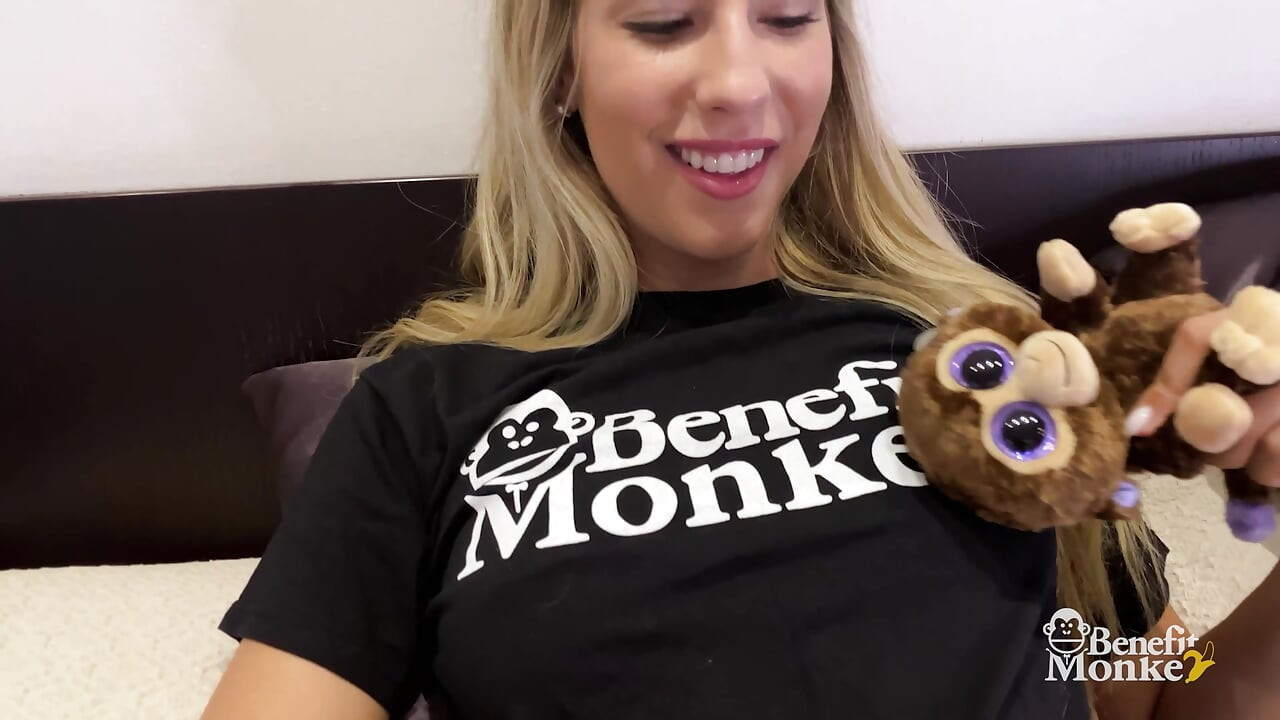 Smutsig blondin - Shona River kommer hårt och leker med sina leksaker på sängen - Benefit Monkey