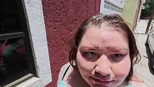 Cumwalks mit viel dickem sperma im gesicht zu machen, mit vielen leuten, die mich beobachten durch die Stadt, ist es, was ich immer will
