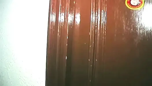 Pissend getränkte bondage-schlampe fingert schlampige muschi in der küche