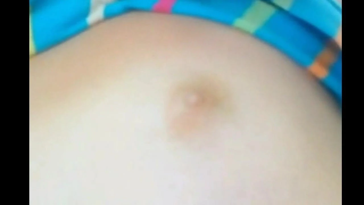 Női megmutatja a melleit 3
