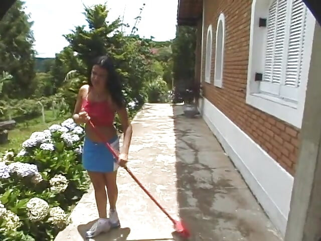 Caras bi fodendo bunda adoram compartilhar uma orgia anal quente com uma puta linda