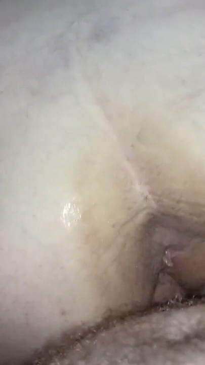 "털이 무성한 보지의 발정난 밀프가 선교사와 강아지에게 따먹히는" 놀라운 순간.