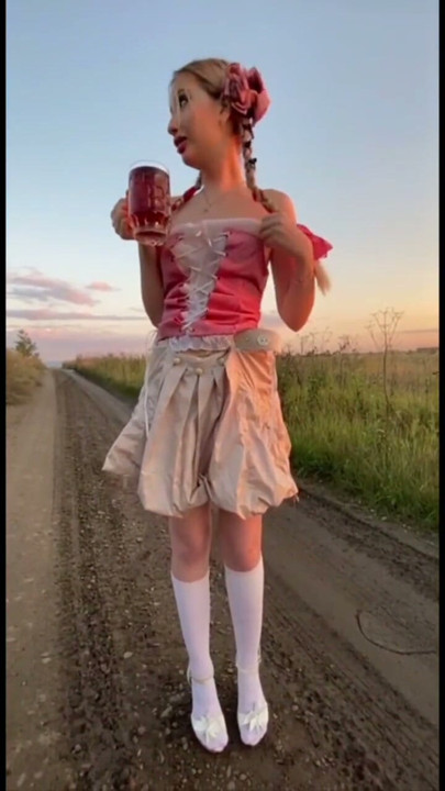 Sexy teen Elza Kom dance Oktoberfest | Klip 3