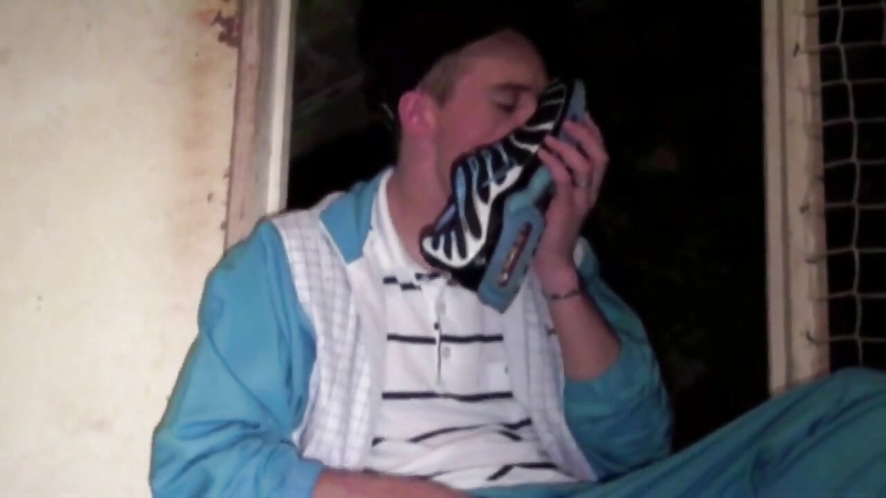 スニーカーの匂いを嗅いでチンコをしゃぶる