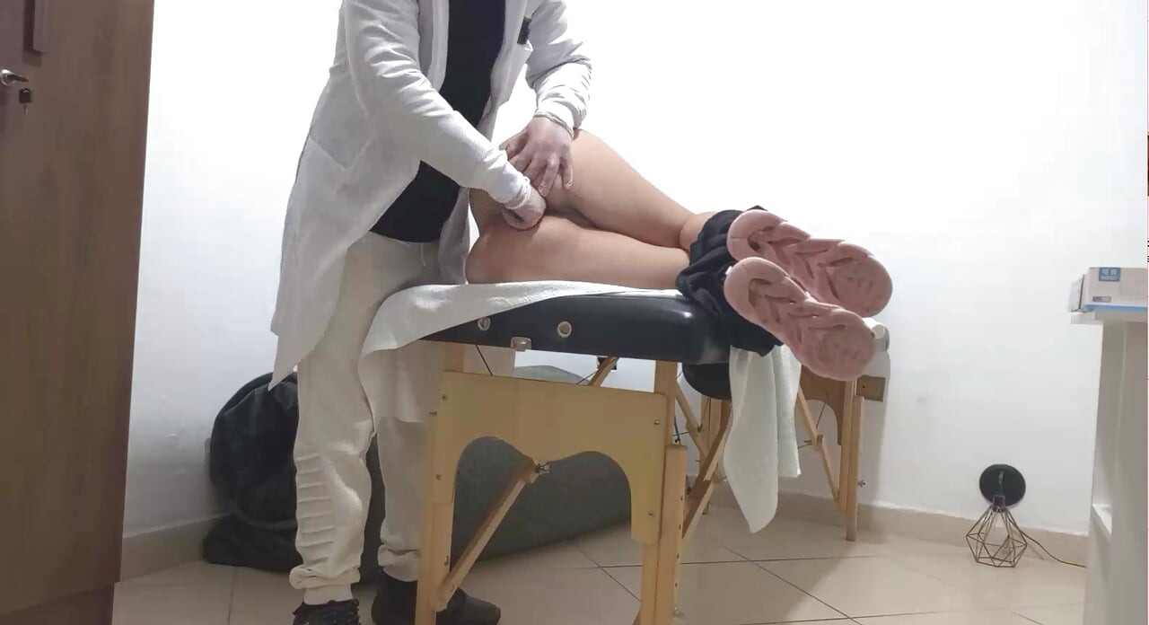 Anaal onderzoek uitgevoerd door een echte proctoloog