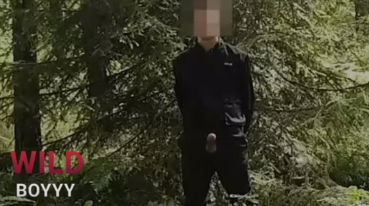 Guardia de seguridad se masturba en el bosque