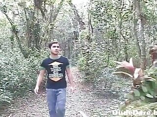 Chàng trai thủ dâm và làm tình mạnh bạo trong rừng