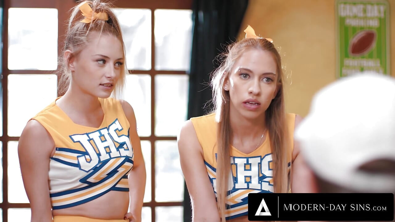 NYKYAJAN SYNNIT - Anaalia rakastavat tuhmat cheerleaderit viettelevät valmentajansa kolmen kimppaan
