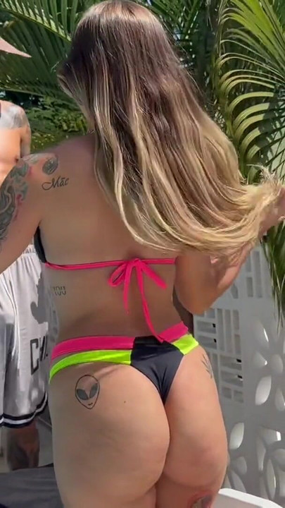 ΤΥΧΕΡΌΣ ΚΑΘΑΡΙΣΤΉΣ ΠΙΣΊΝΑΣ ΤΑ ΠΉΓΕ ΚΑΛΆ, ΔΊΠΛΑ ΣΤΗΝ ΠΙΣΊΝΑ ΜΕ ΠΟΛΎ ΚΑΥΤΌ ΔΙΆΣΗΜΟ ΠΕΛΆΤΗ | Κλιπ 1