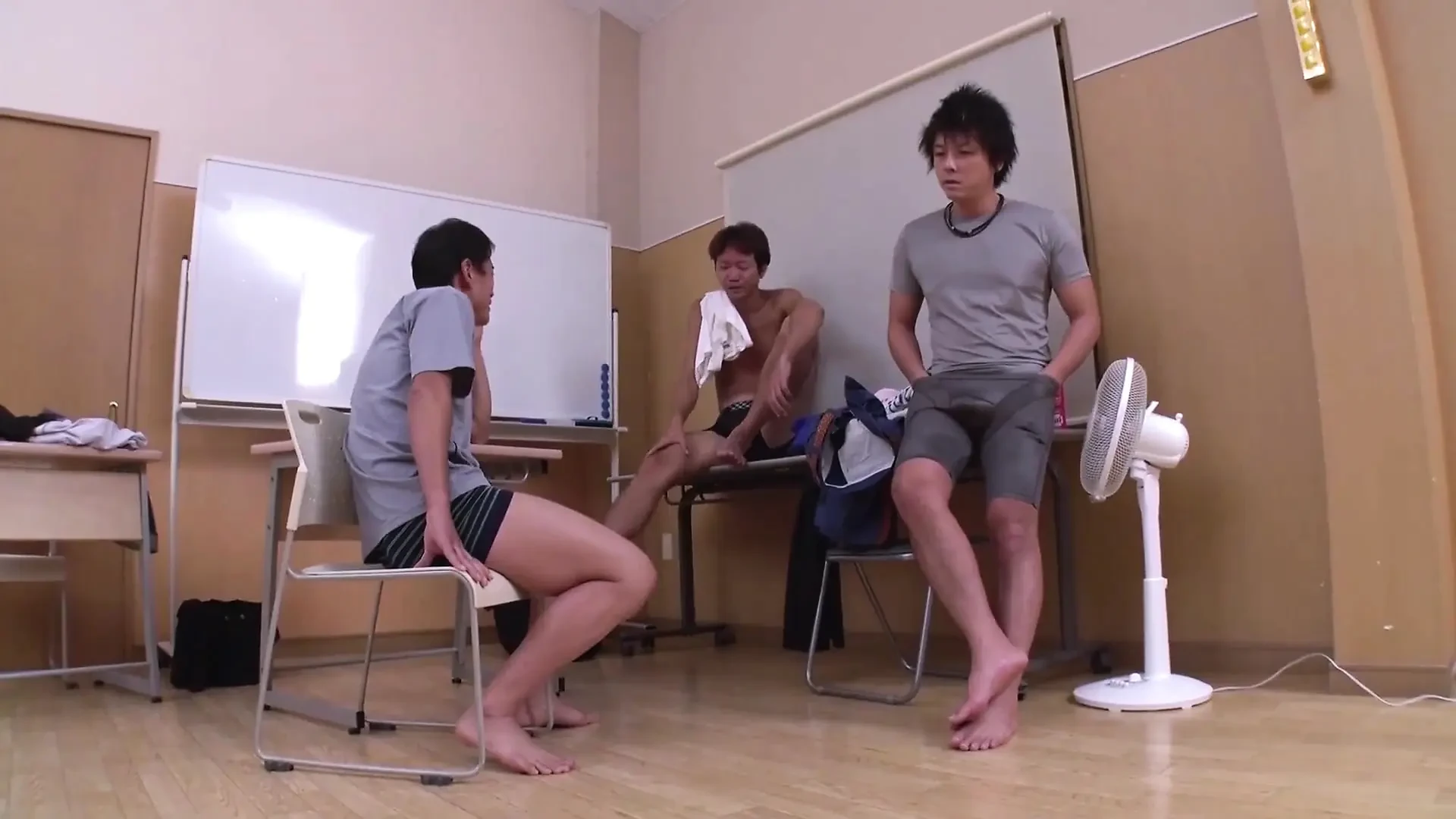 欲火中烧的日本女学生在狂野的群交派对