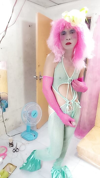 Oanh Le transgender memakai pakaian seksi dan menikmati keseronokan yang melampau.