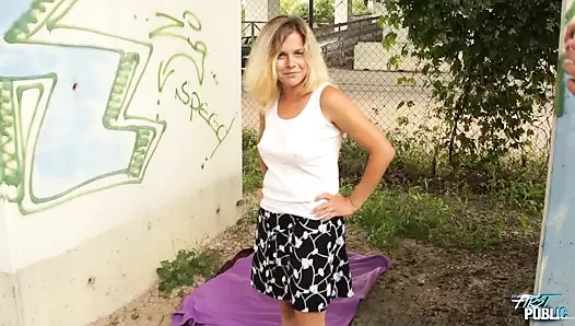 Milfy blonde confusion - Michaela