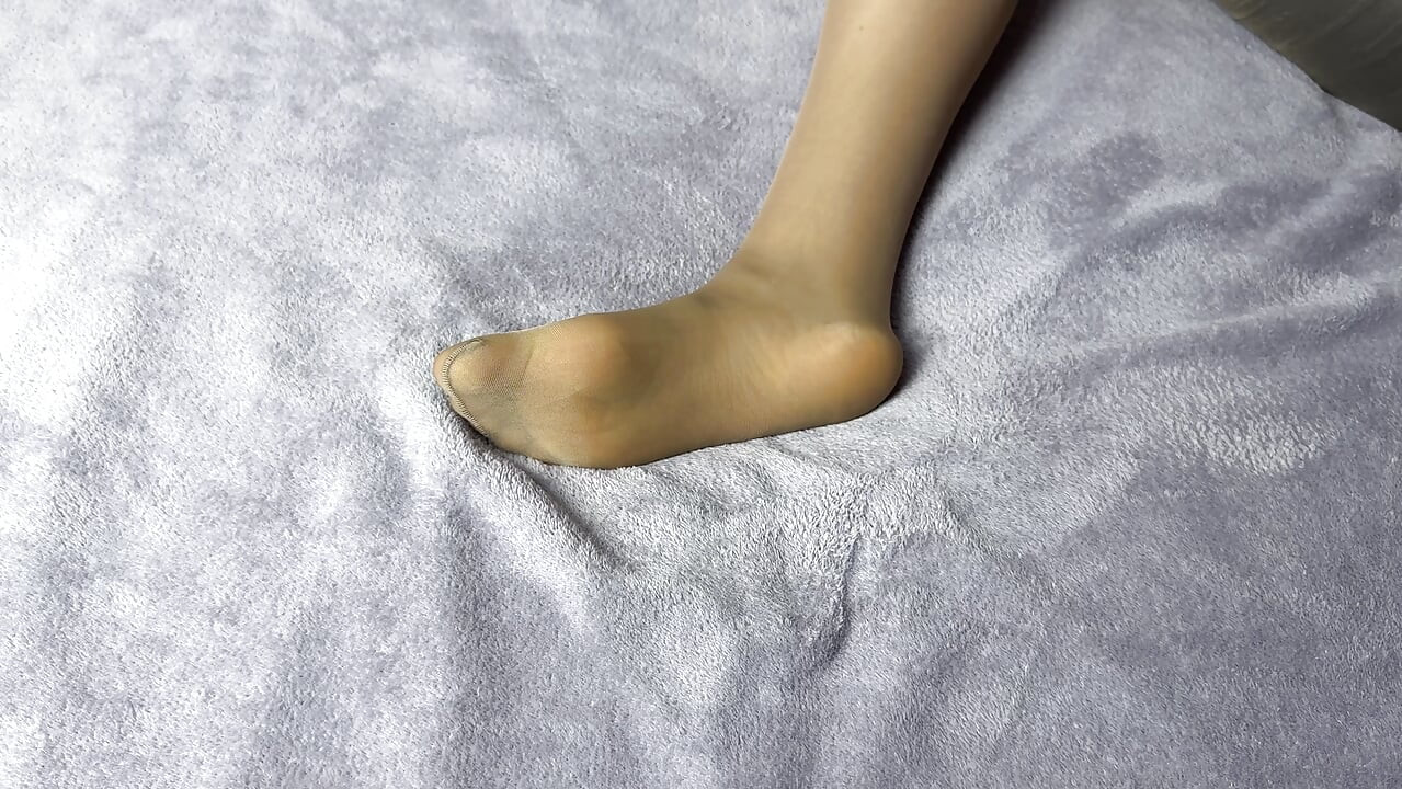 Thư ký mặc quần tất nylon thích đôi chân dài của mình