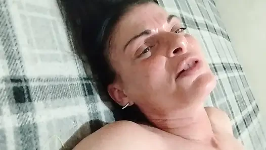 Istri nyepong kontol besar suami.