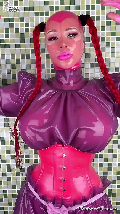 Miss fetilicious trägt rosa und lila latex