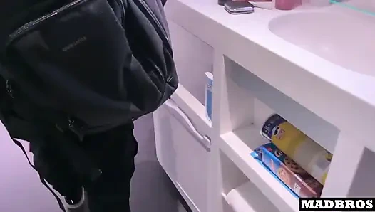 İyi bir Fransız kız, odada kalması için büyük ve güzel poposunu verir!!