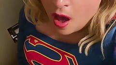Bezwstydny Sissy Supergirl Jerks Off na Snapchat.