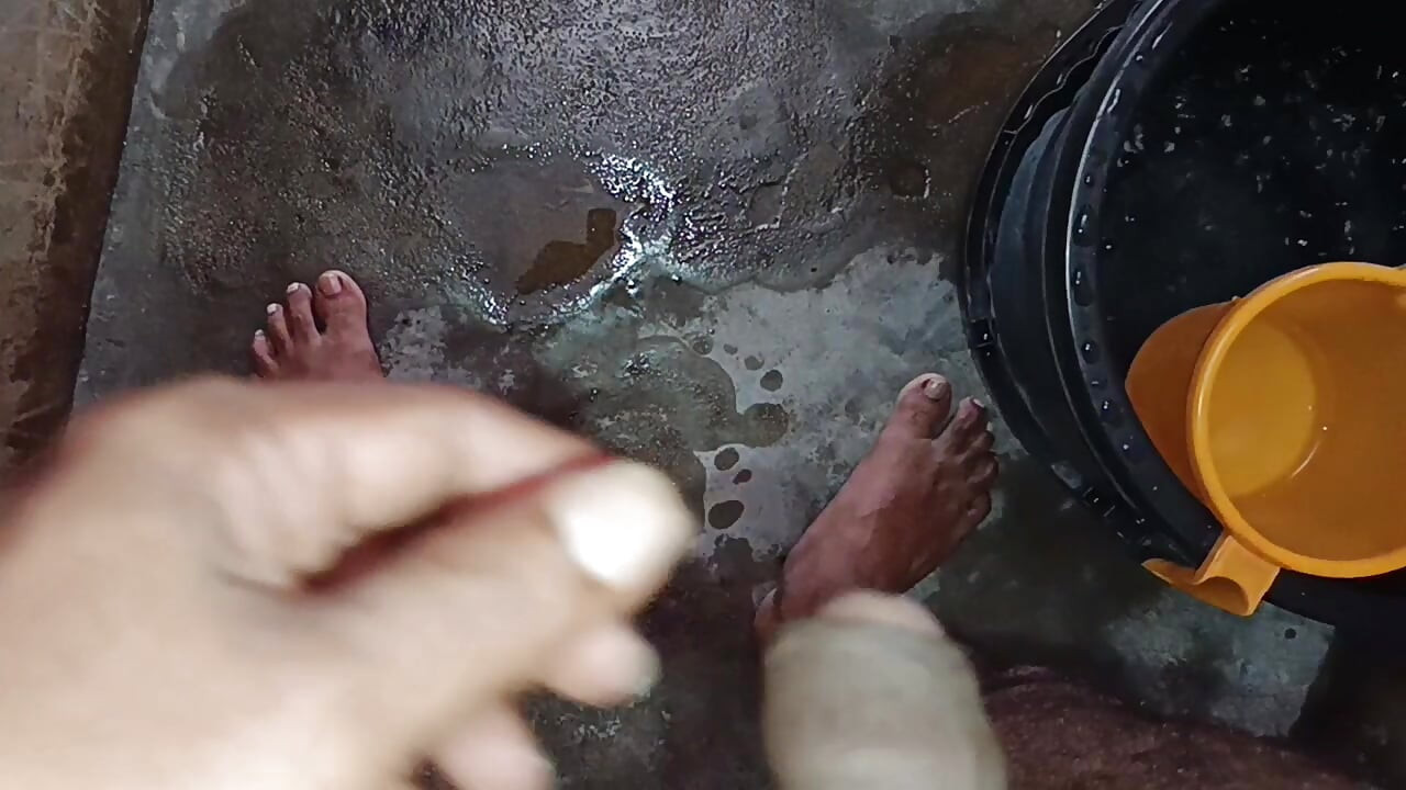 Thủ dâm bằng tay trong phòng tắm