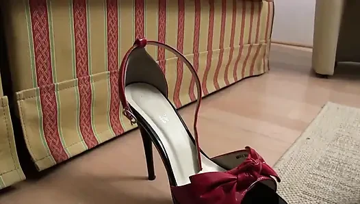 Menyembah kaki pantyhose dengan sepatu hak tinggi merah