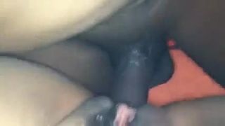Erstaunliche große Titten auf diesem Amateur-Squirting mit schwarzem Cocu-Stier
