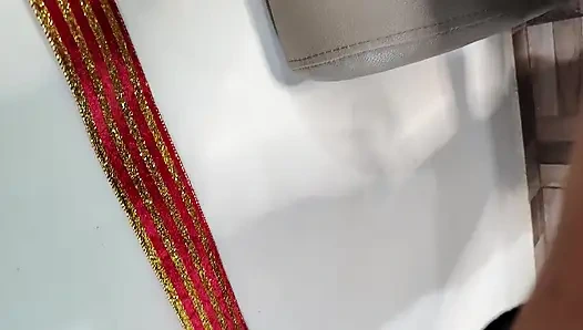 Sie erfüllt ihre fantasie, den schwanz ihres stiefvaters zu lutschen und dann leidenschaftlichen sex auf einem möbelstück zu haben