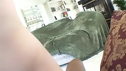 Leah luv geri uzanıyor ve büyük siyah bir yarağı sıkı amına sokuyor