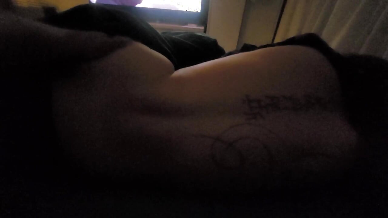 Selepas Urutan kaki dan belakang pendek, adik tiri memutuskan untuk melancap kepada abang tirinya, pancutan mani besar