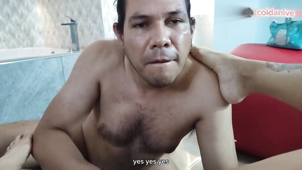 Čovek masturbira sa ušivenim dildo rukavicama ženi u toplom rimmingu #422