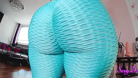 Mükemmel büyük götlü kamera kızı dildoyla oynuyor