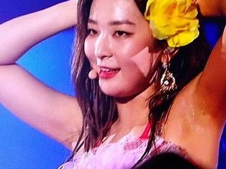 Seulgi di velluto rosso con omaggio