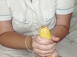 Extiendo la crema sobre el maíz, lo froto y lo follo como un miembro del suscriptor.